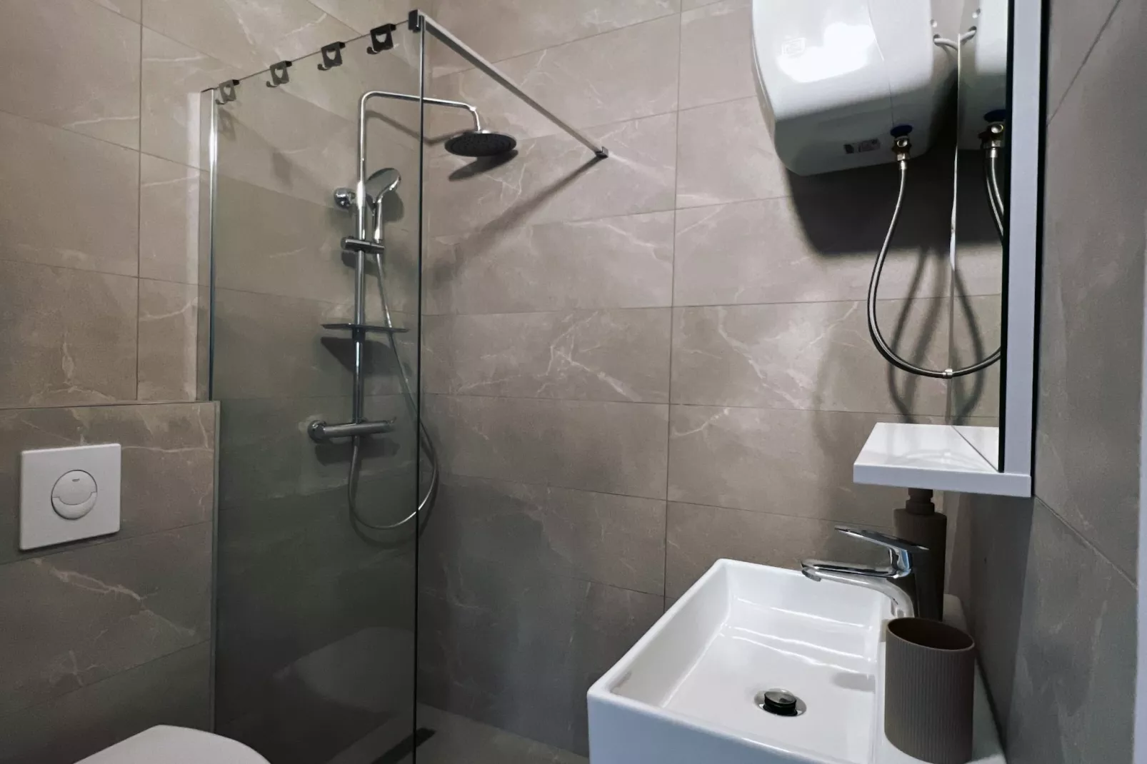 Apartments & Rooms Tapera- Comfort Double Room with Terrace and Partial Sea View 2-Badezimmer