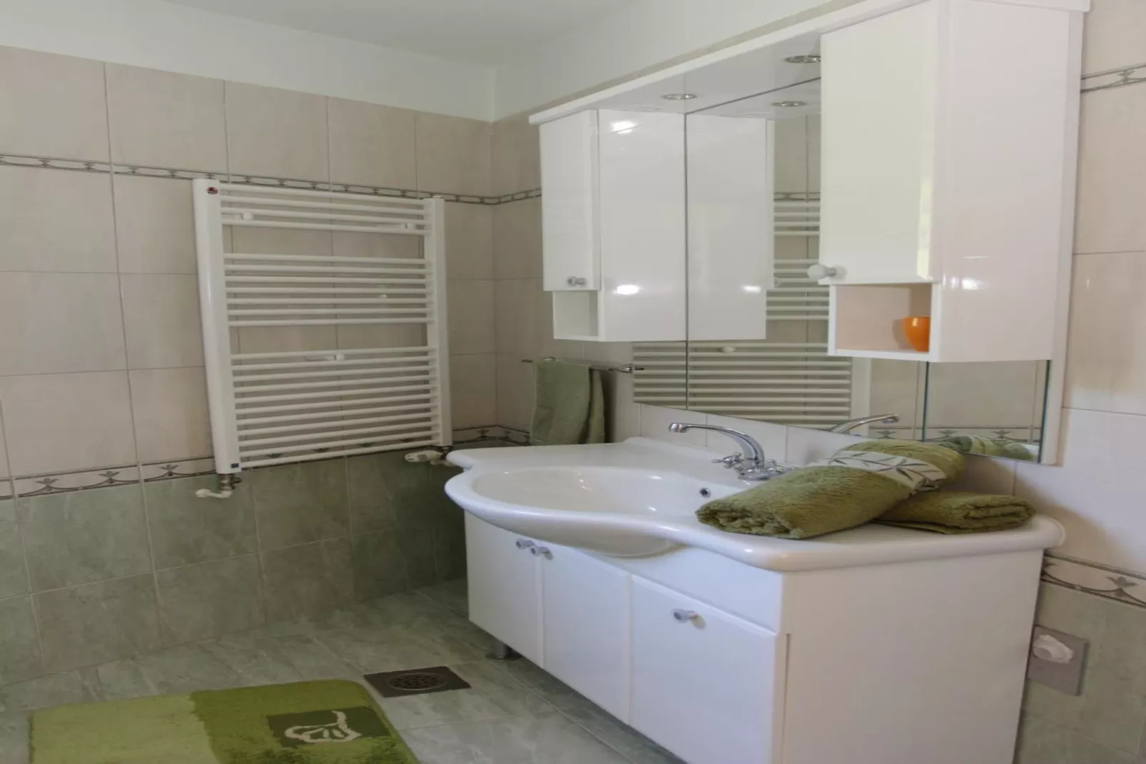 Holiday House Pine Tree - Three Bedroom Holiday Home with Pool-Bathroom