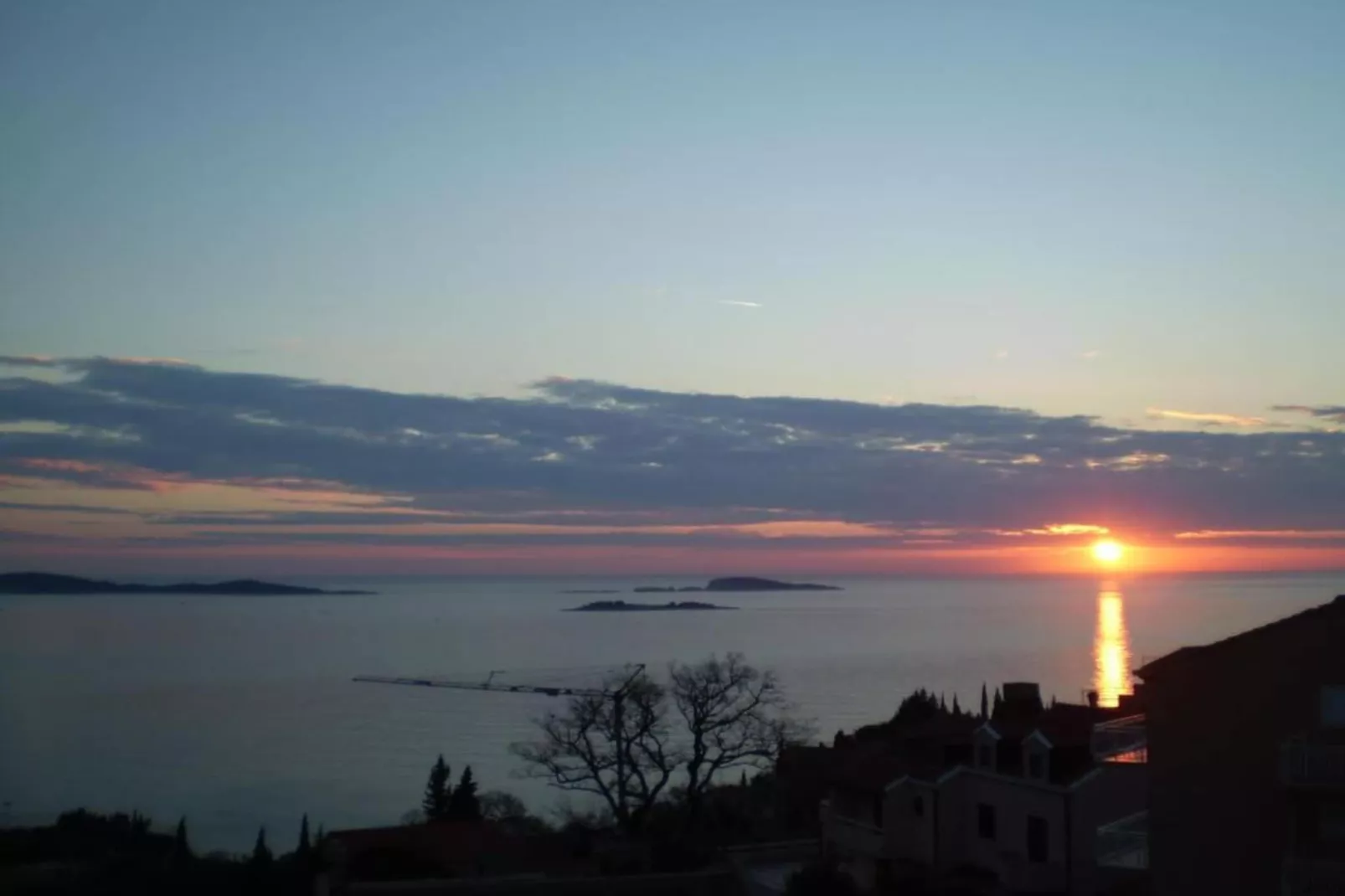 Apartments & Rooms Barišić - Double Room with Balcony and Garden View (First floor-Soba 8)-Ambiance