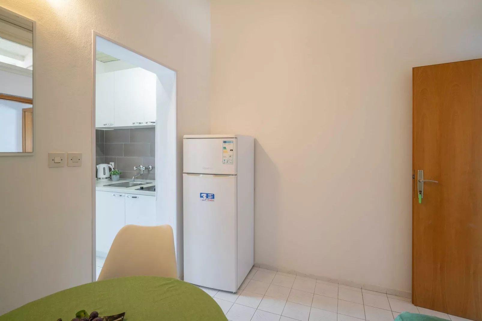 LaidBack Apartments - Comfort One Bedroom Apartment with Balcony and Sea View (Green)-Wohnzimmer