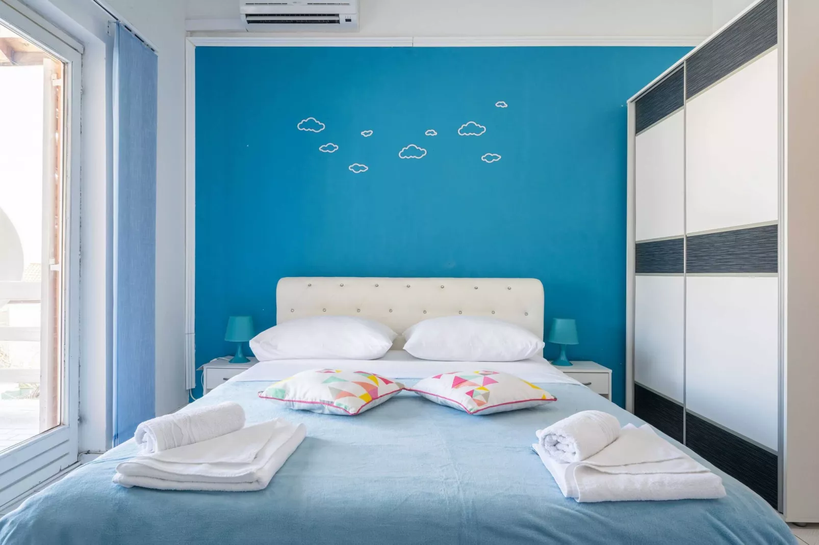 LaidBack Apartments - Standard One Bedroom Apartment with Balcony and Sea View (Azur)-Chambre