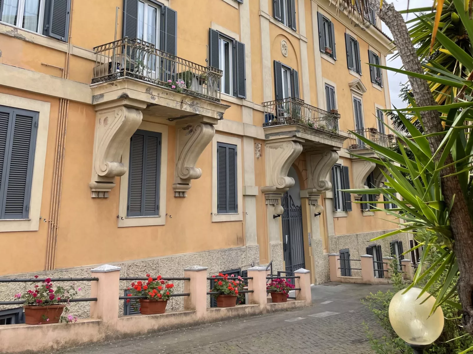 Welcome Rome-Outside
