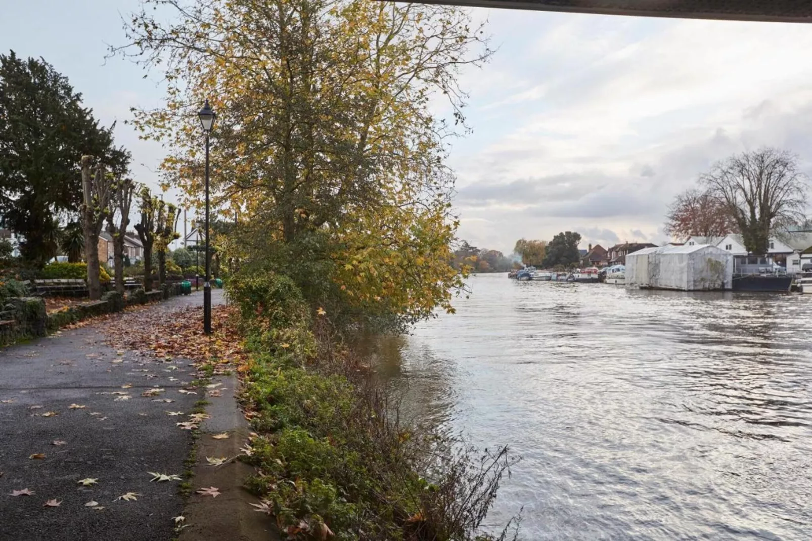 Classic Double River view Staines ex Mercure-Zones été à 20 km
