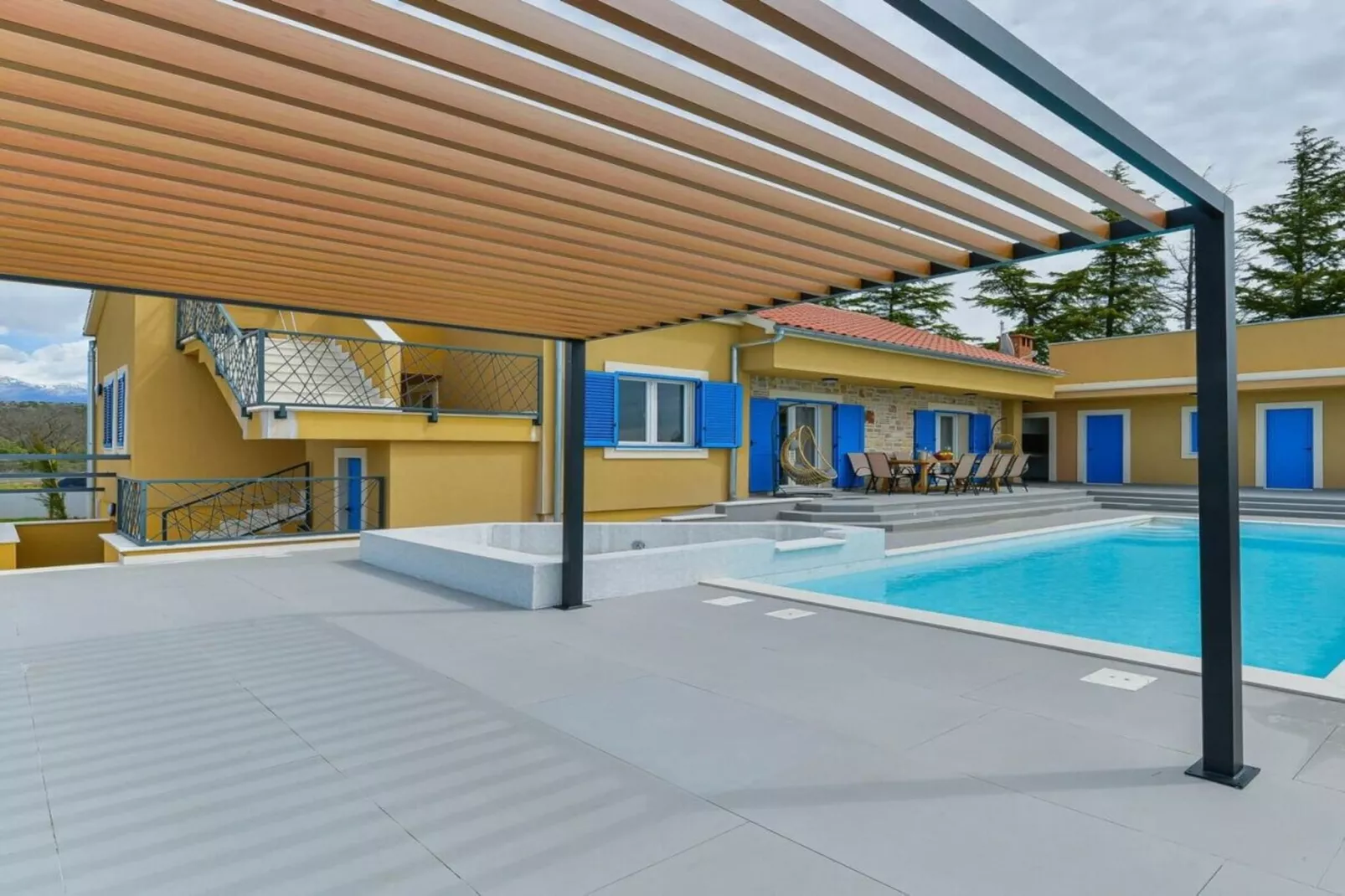 429433-Swimming pool