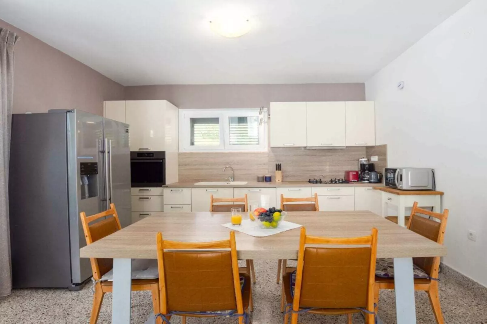 468555-Dining room
