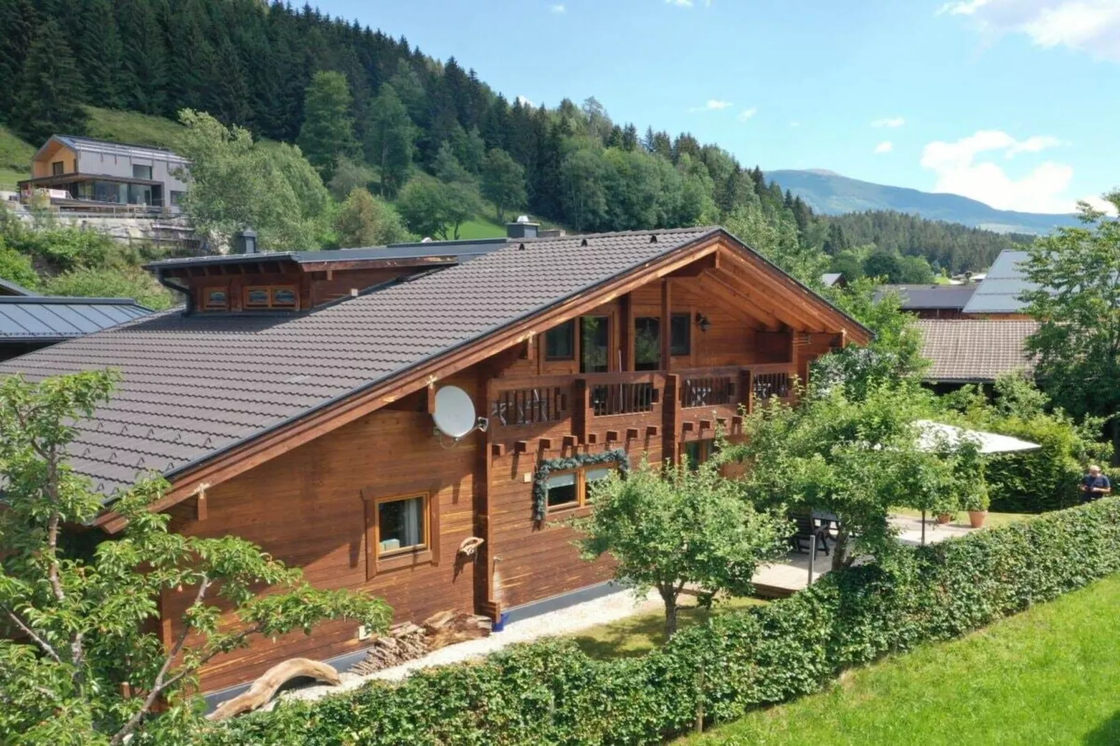 38660-Exterior in summer