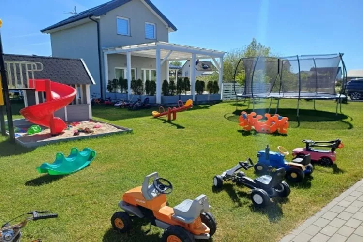 	Parterowe domki wakacyjne dla 5 osób Sarbinowo-Gardens in summer