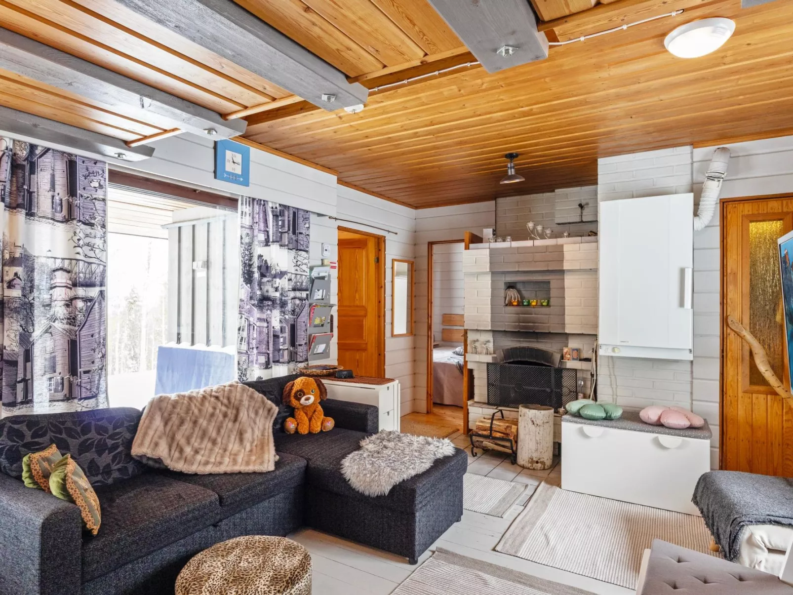 Mustalampi 5 satakieli-Inside