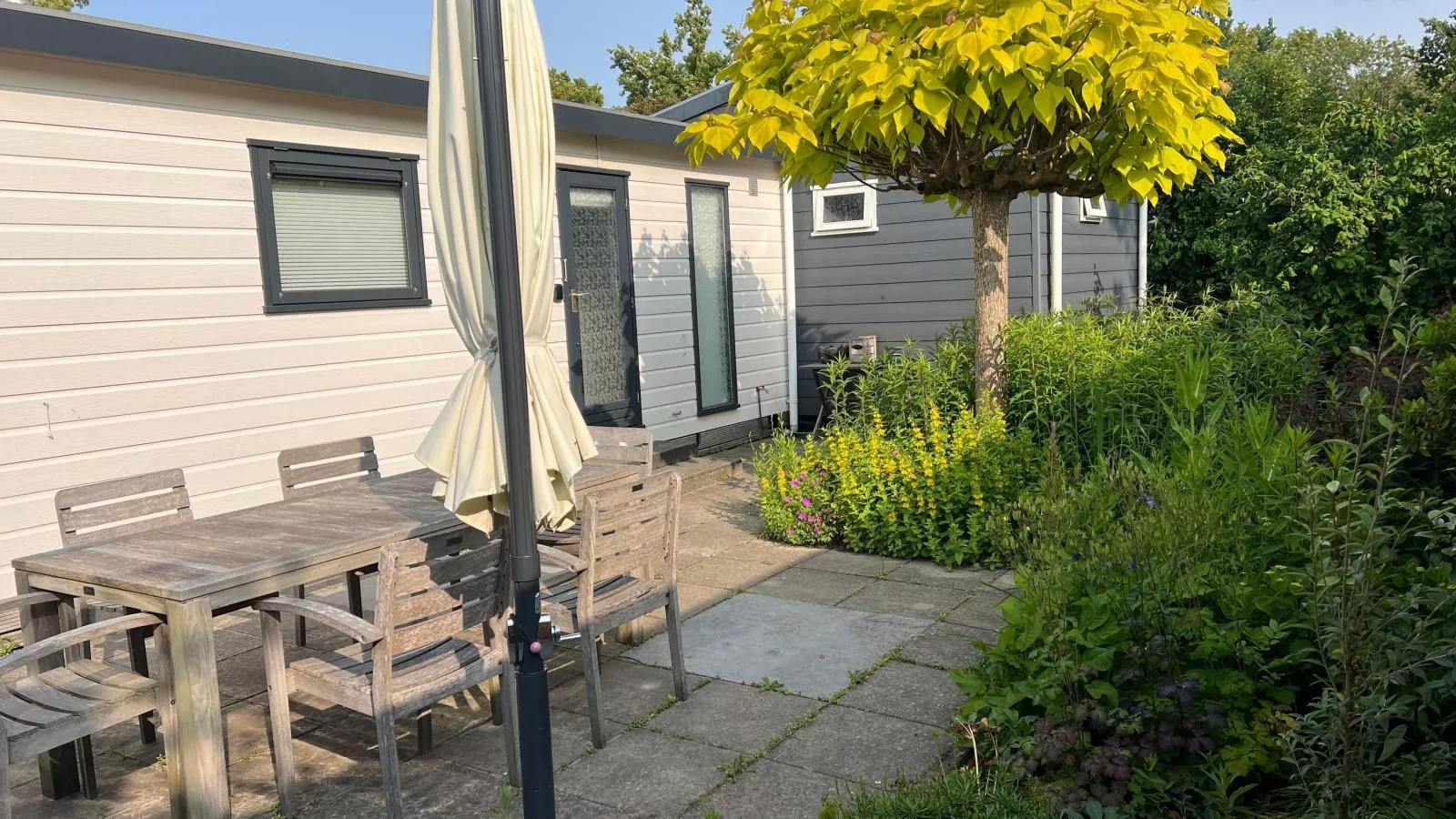 Chalet Sea Birds-Gardens in summer