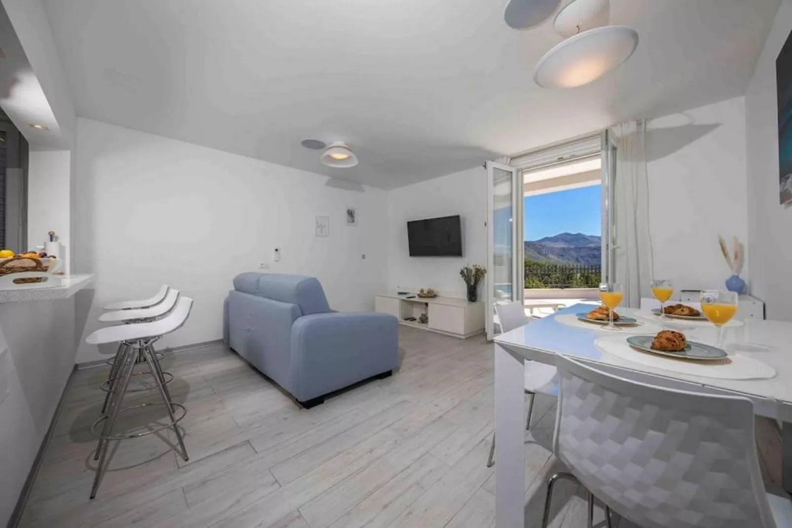 Buena Vista - Two Bedroom Holiday Home with Swimming pool