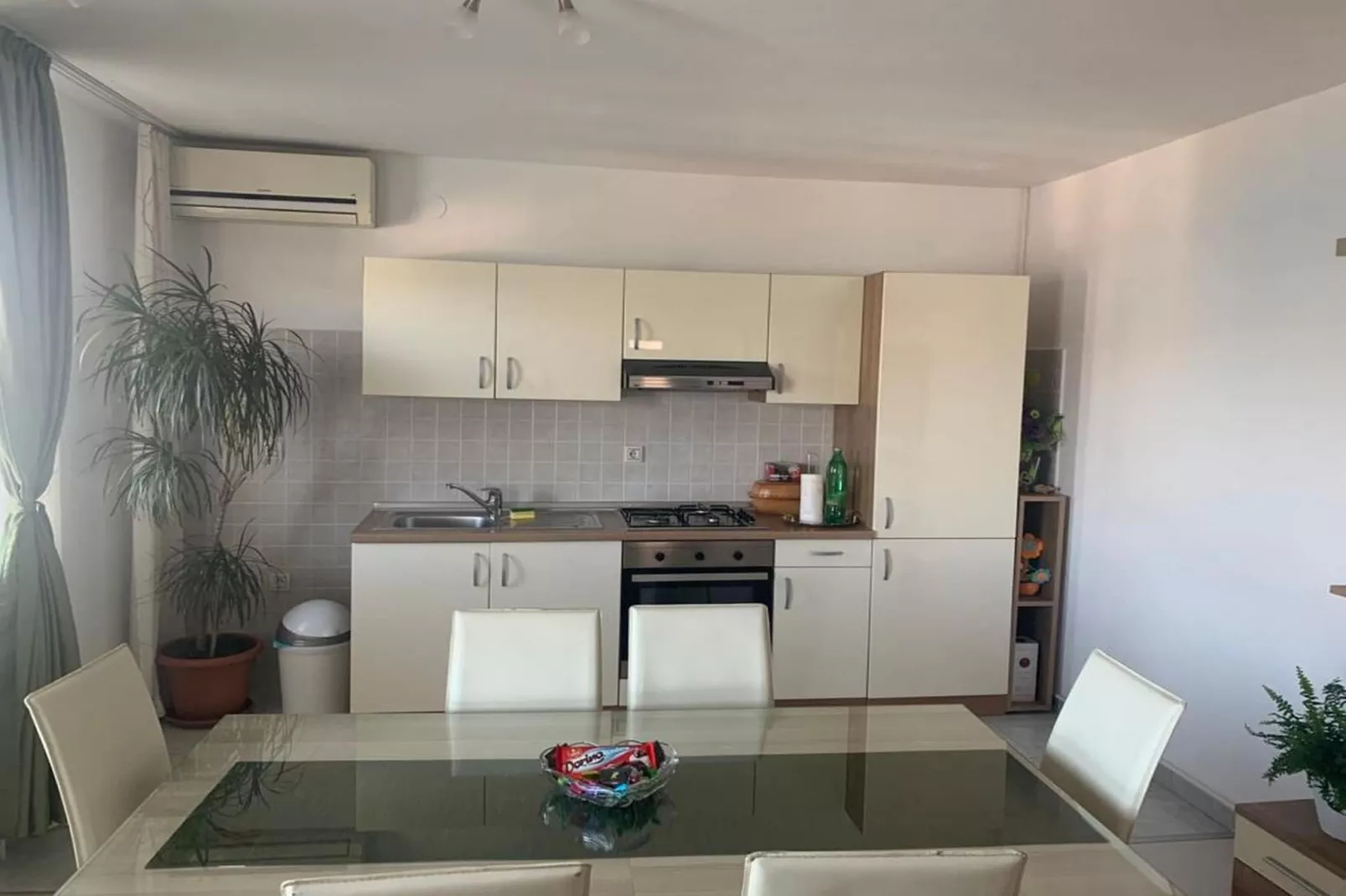 Mastrinka Bright Apartment with Free Parking and Modern Amenities - Two Bedroom Apartment