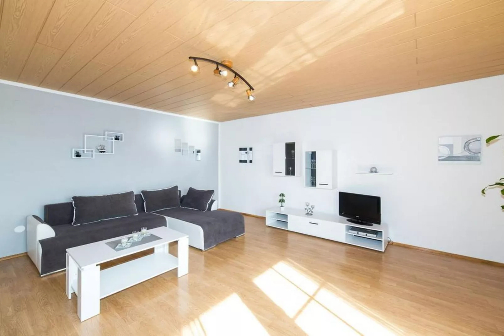 Spacious Holiday Home with Pool and Hot Tub in Kastel Stari - Four Bedroom Holiday Home with Pool