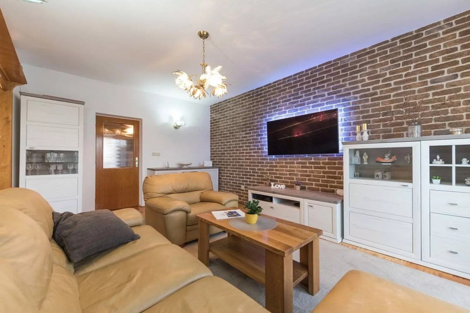 Relaxing Holiday Home with Pool, Fitness Area, and Entertainment Facilities - Six Bedroom Holiday Home