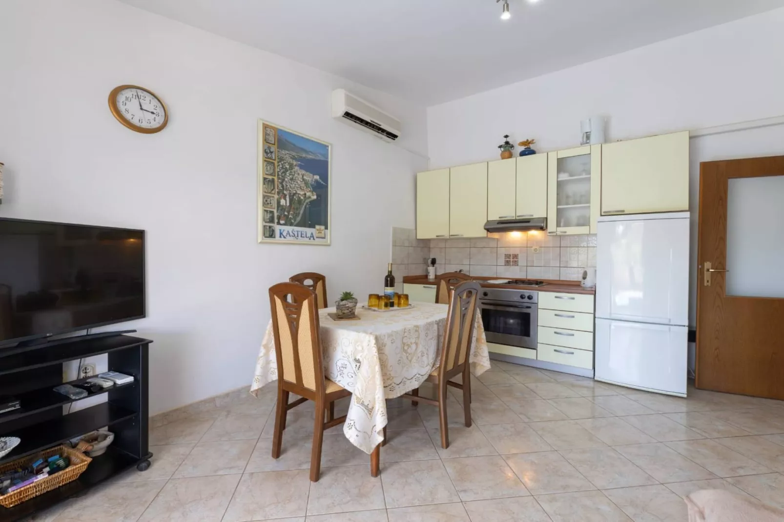 Bright and Spacious Apartment with Terrace in Kastel Stafilic - Two Bedroom Apartment with Terrace