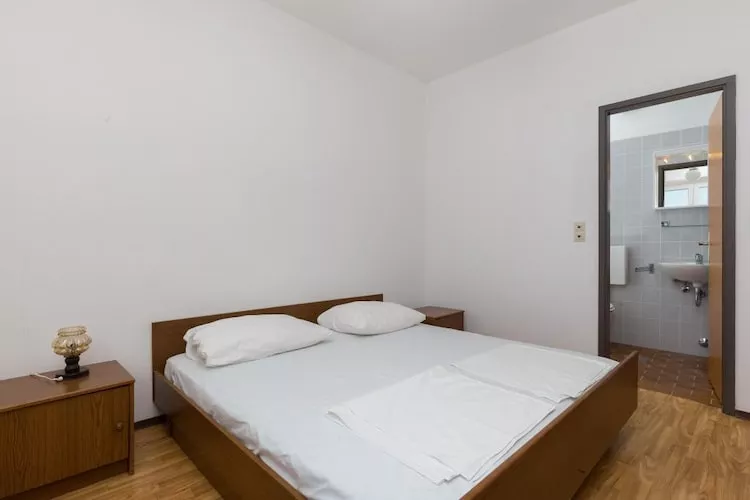 Rooms Villa Bašica - Basic Double Room with Forest View (Soba 1)