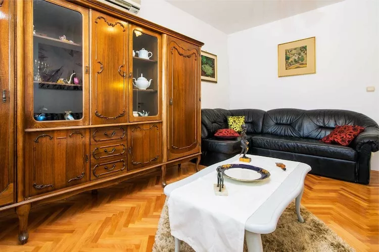 Luxury Split Center Apartment - Two Bedroom Apartment with Balcony