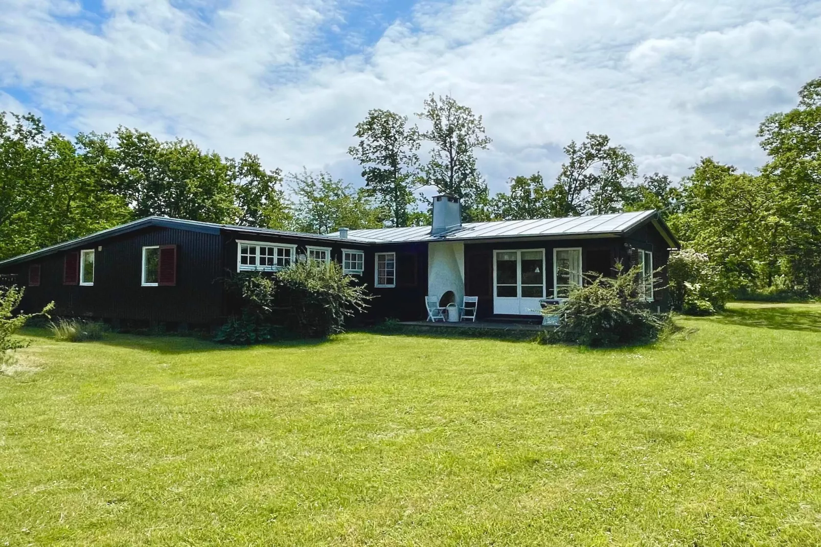 Cozy Seaside Getaway in Grankullavik