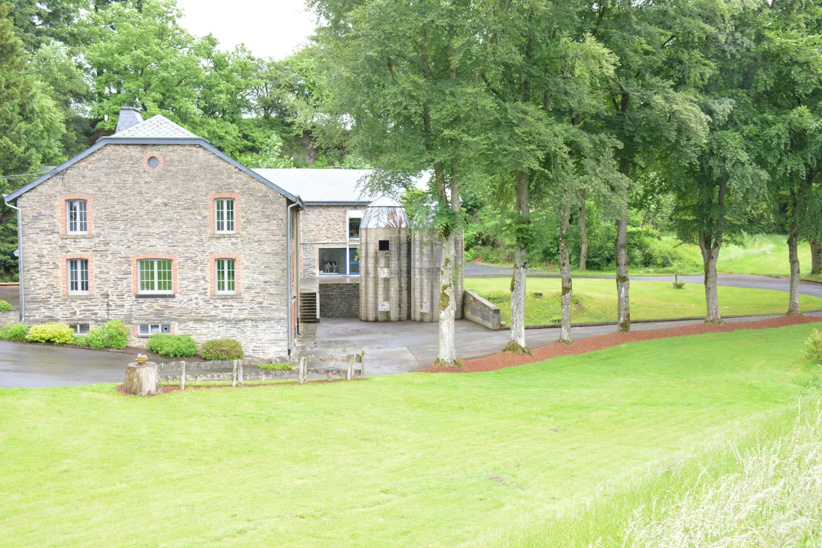 Le Moulin d'Halconreux-Außenbereich Sommer