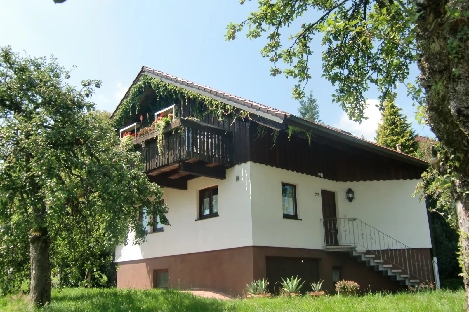 Schröder-Exterior in summer
