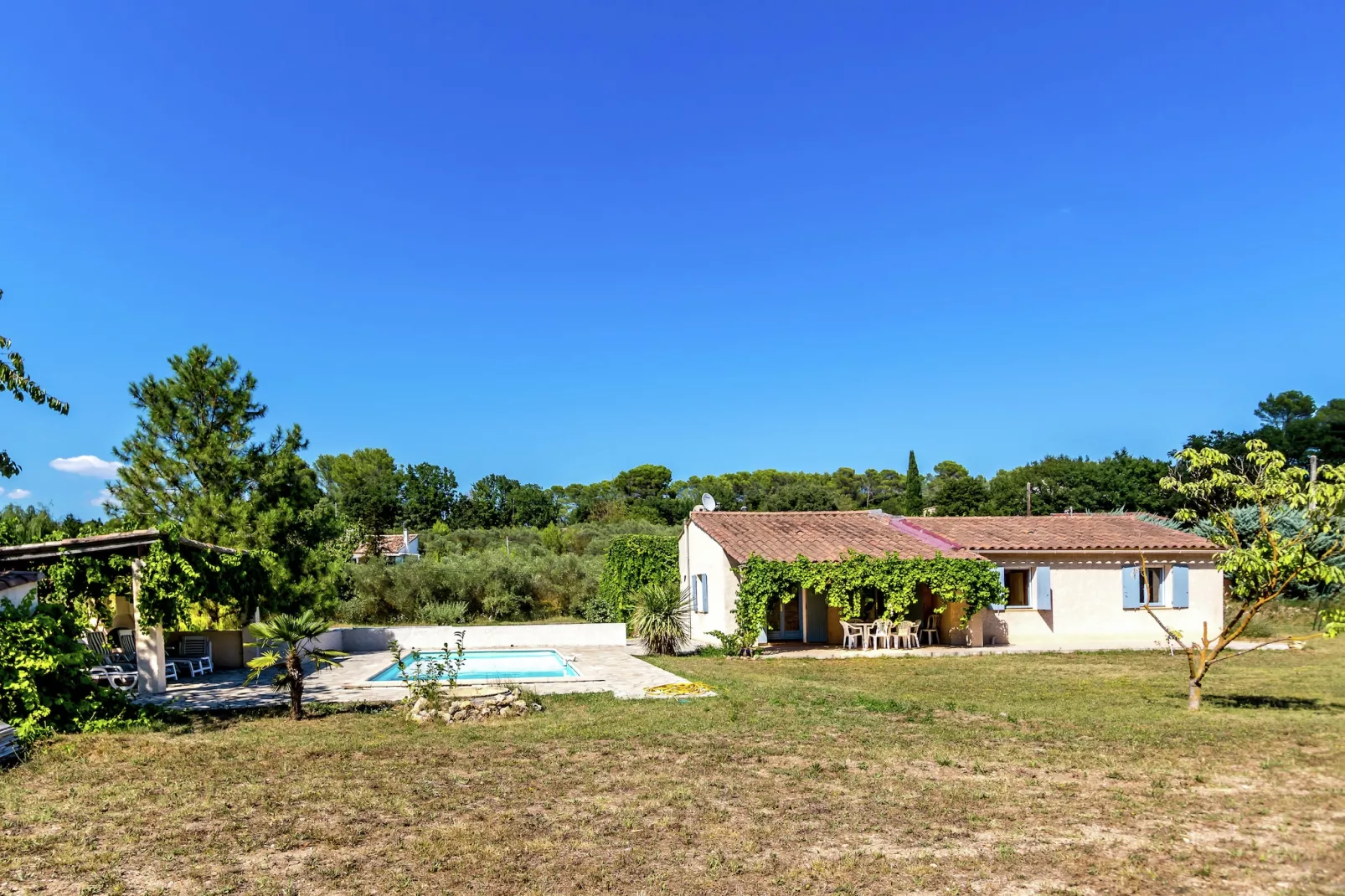 Petite Jeanne-Exterior in summer