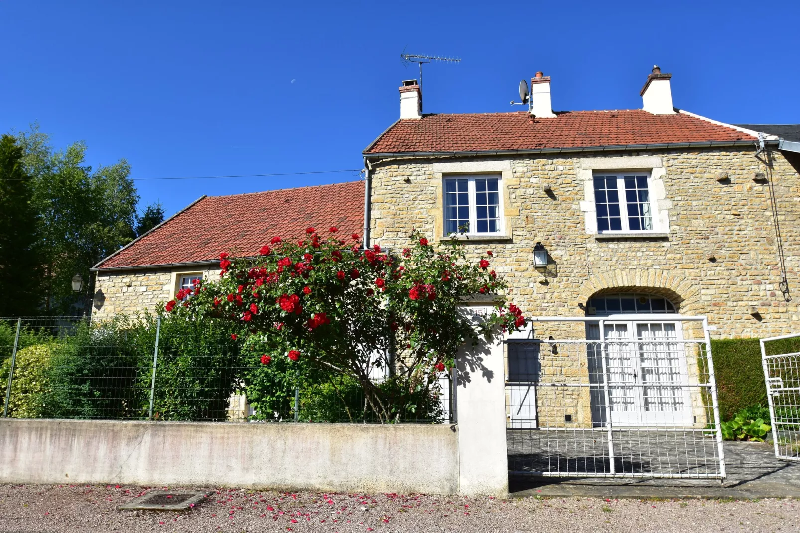 La Burgunde-Exterior in summer
