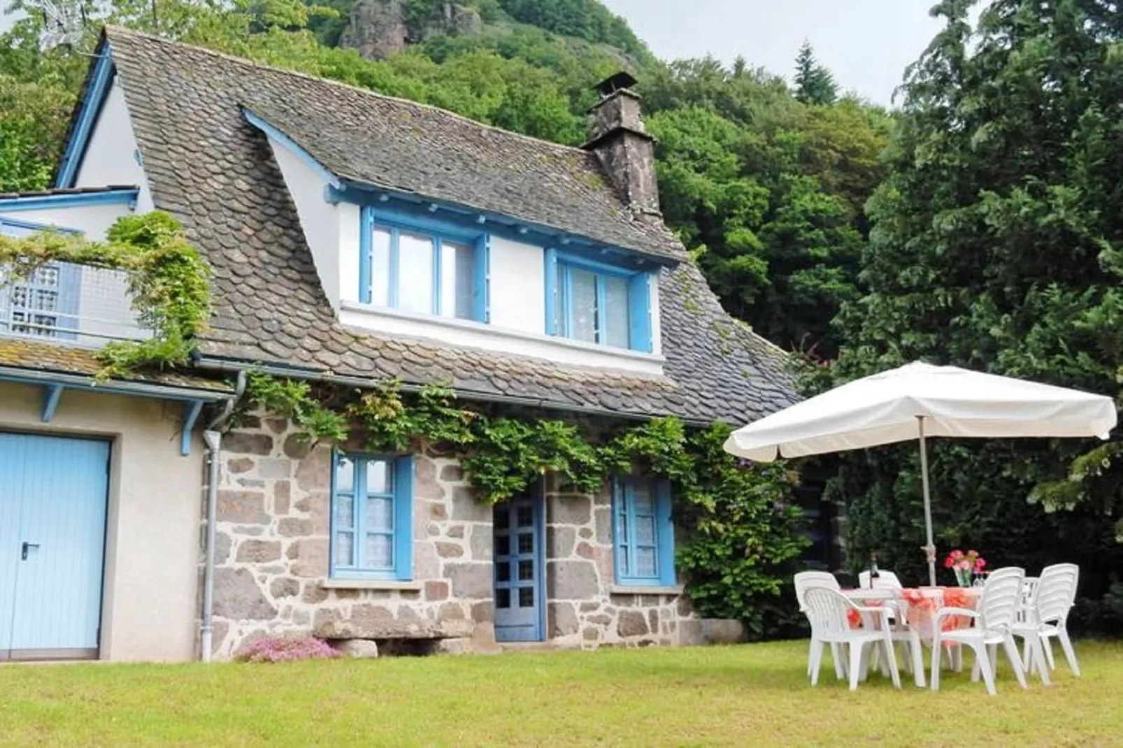 Maison près des volcans d'Auvergne-Außenbereich Sommer