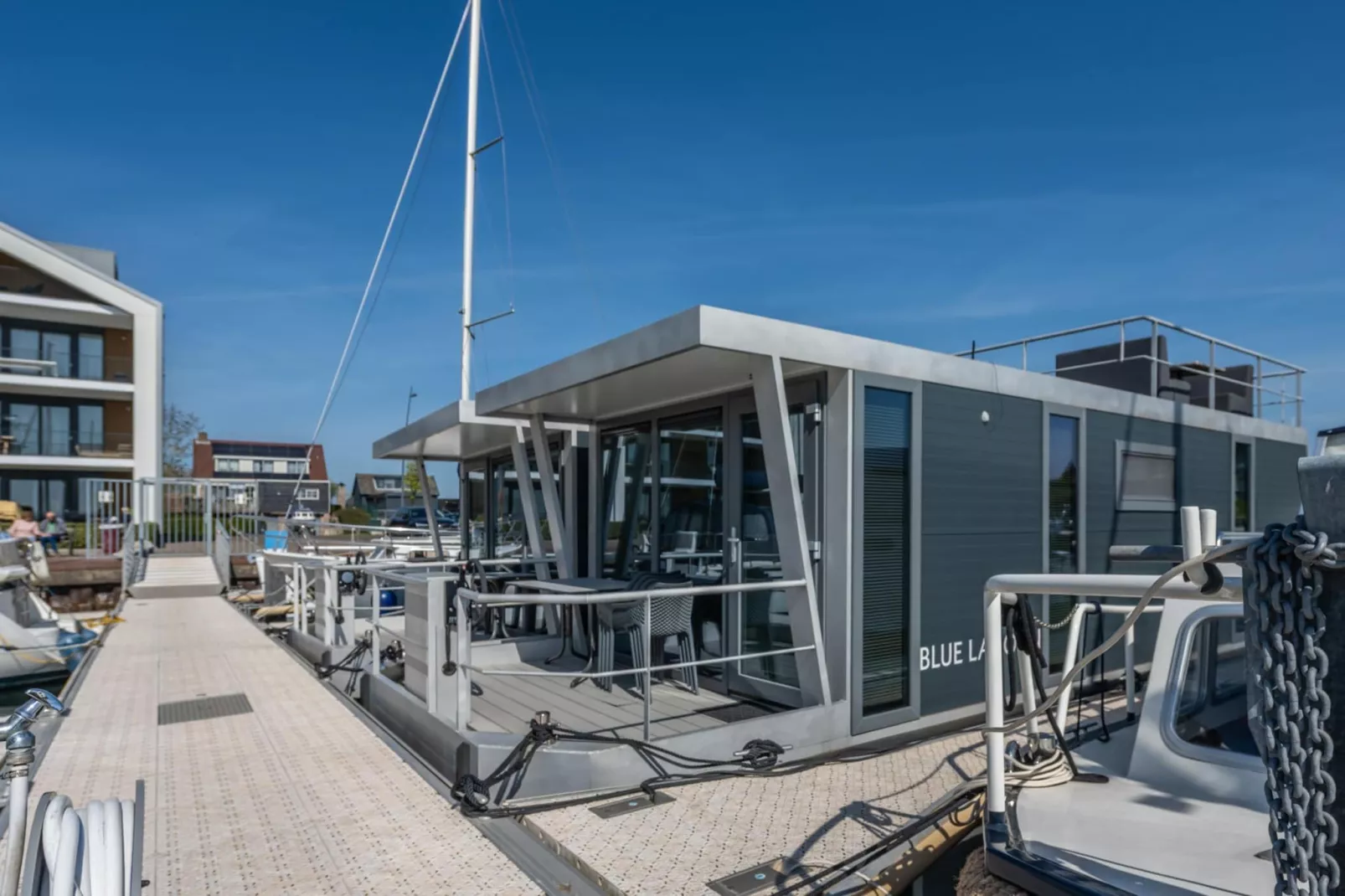 Waterlodge Blue Island-Exterior in summer