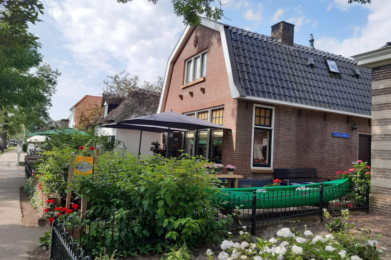Logies Paal 4 Giethoorn – 3 persoons-Exterior in summer