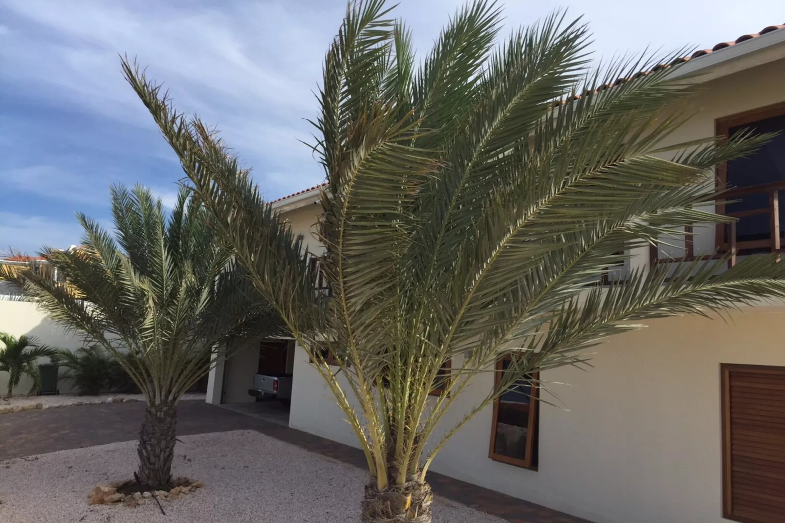 Villa Sonrisa Vista Royal-Exterior in summer