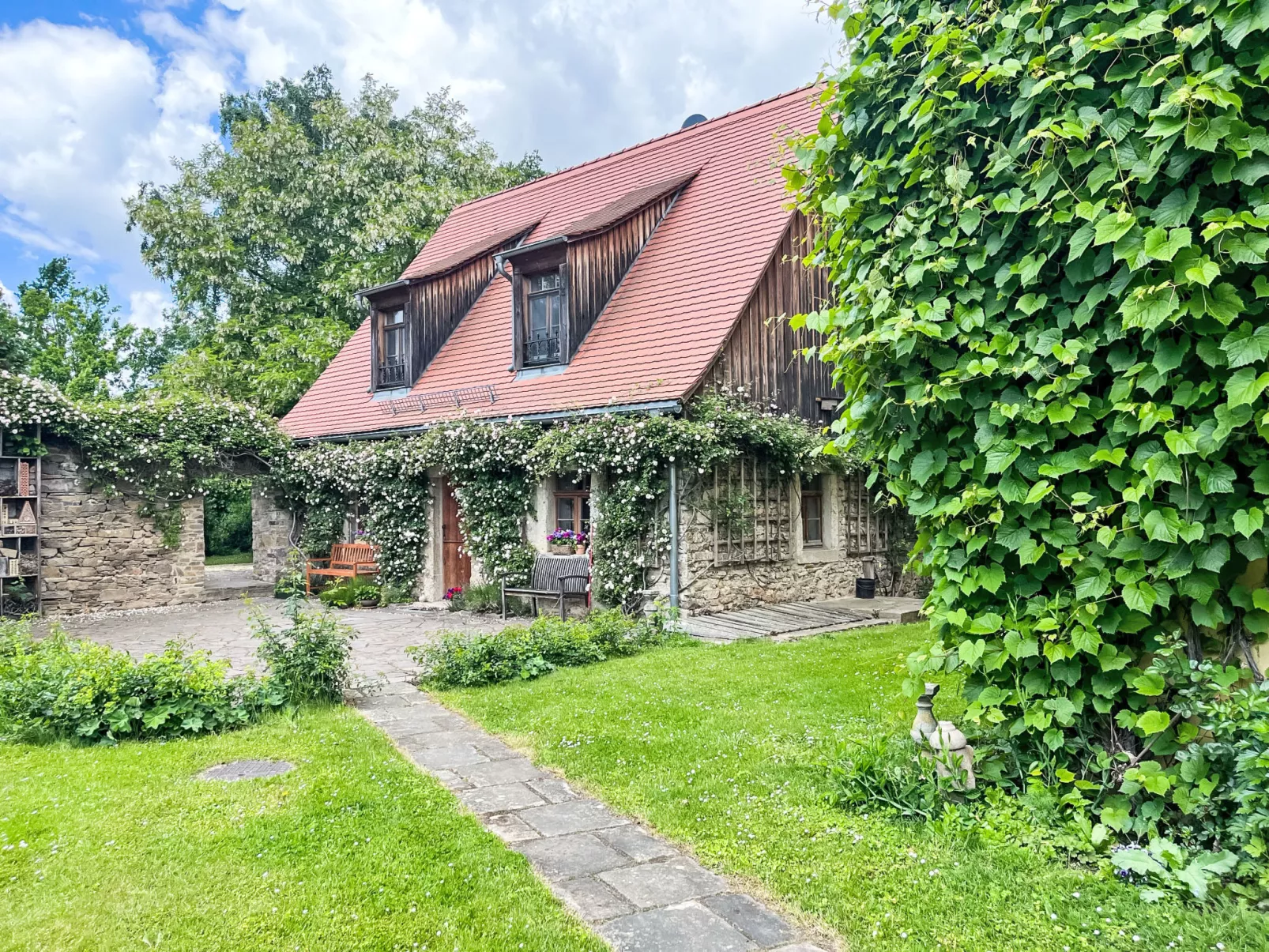 Rosencottage-Draußen