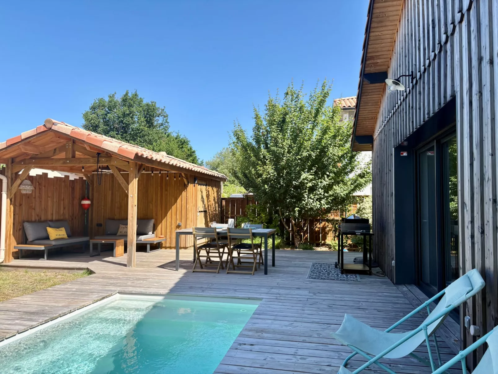 La Belle Testerine-Outside