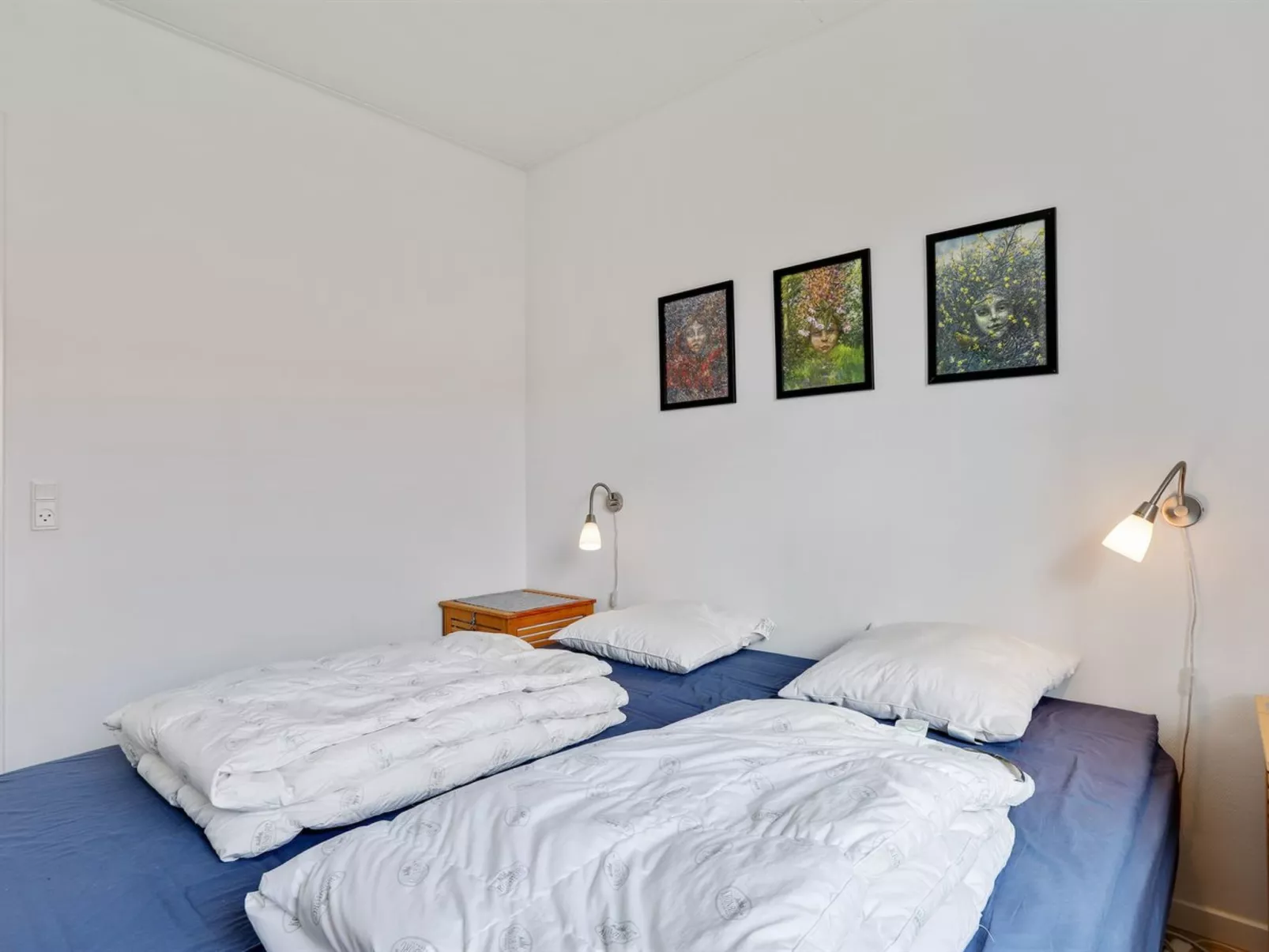 "Hunter" - 400m from the sea-Drinnen