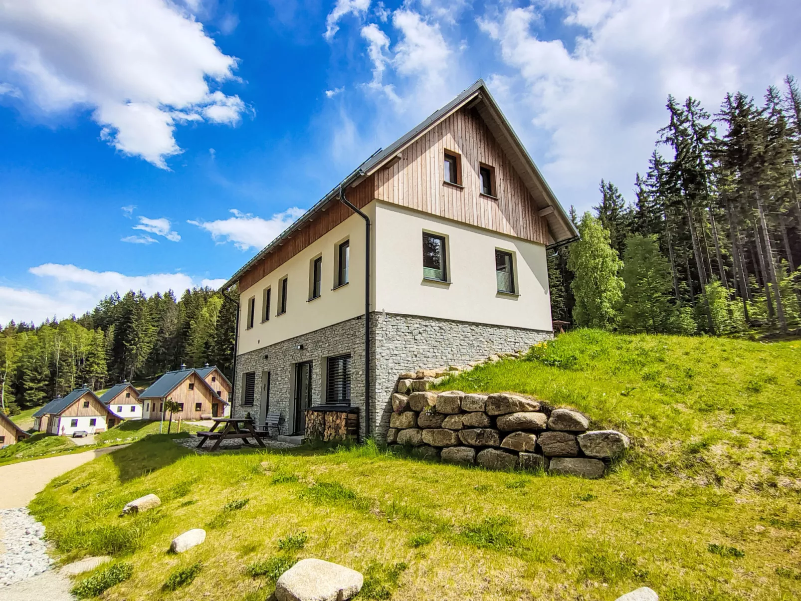 13ka Sunny Lodge-Outside
