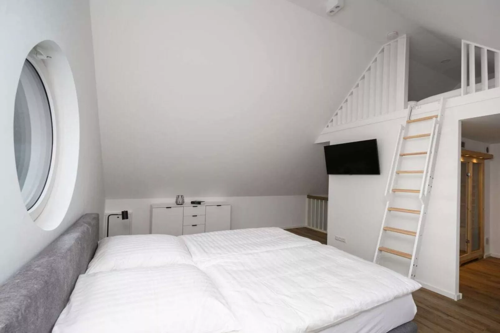 453493-Bedroom