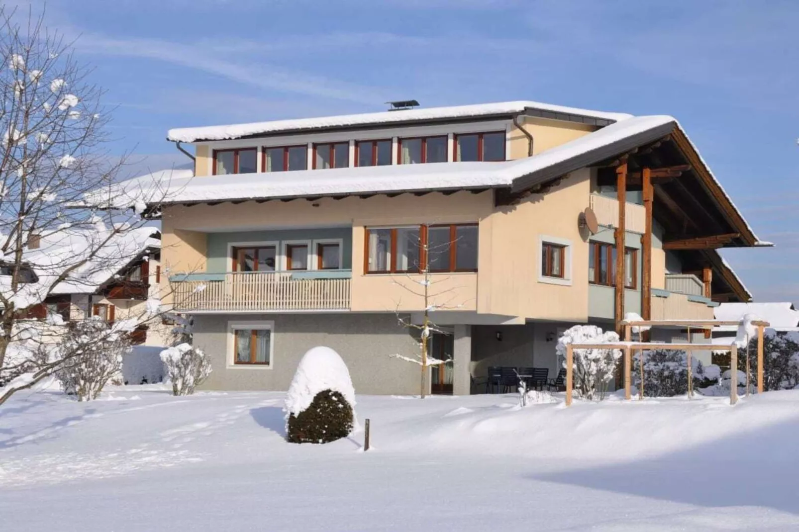 65818-Exterior in winter