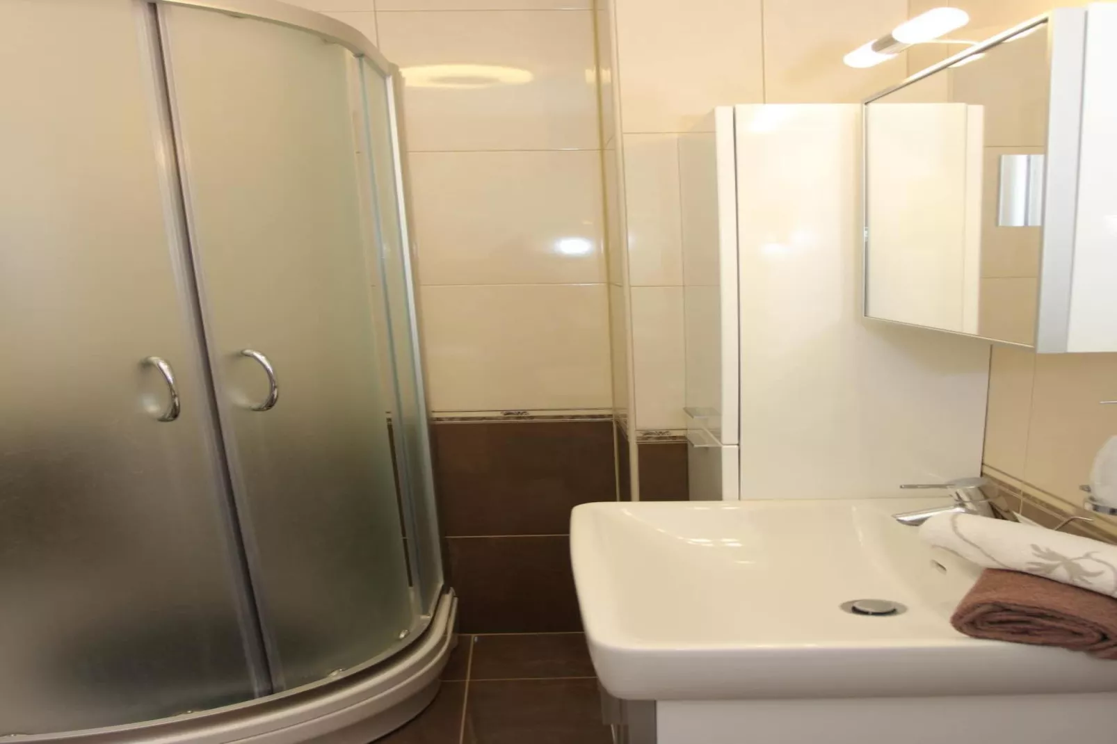 Holiday House Pine Tree - Three Bedroom Holiday Home with Pool-Bathroom