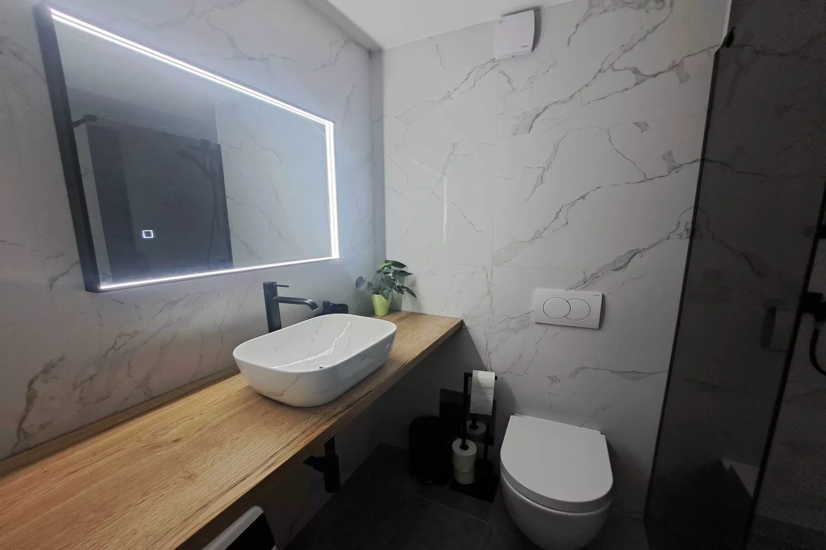 Apartment Precious View - One Bedroom Apartment with Sea View and City View-Badezimmer