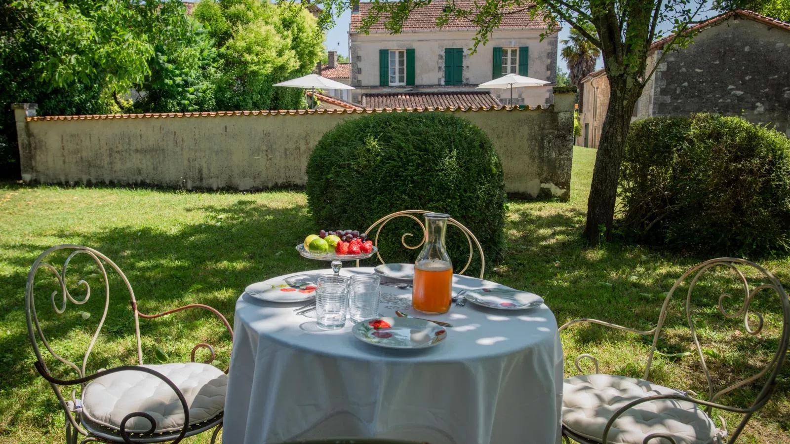 Gîtes de La Maison du Bonnesheur-Jardins en été