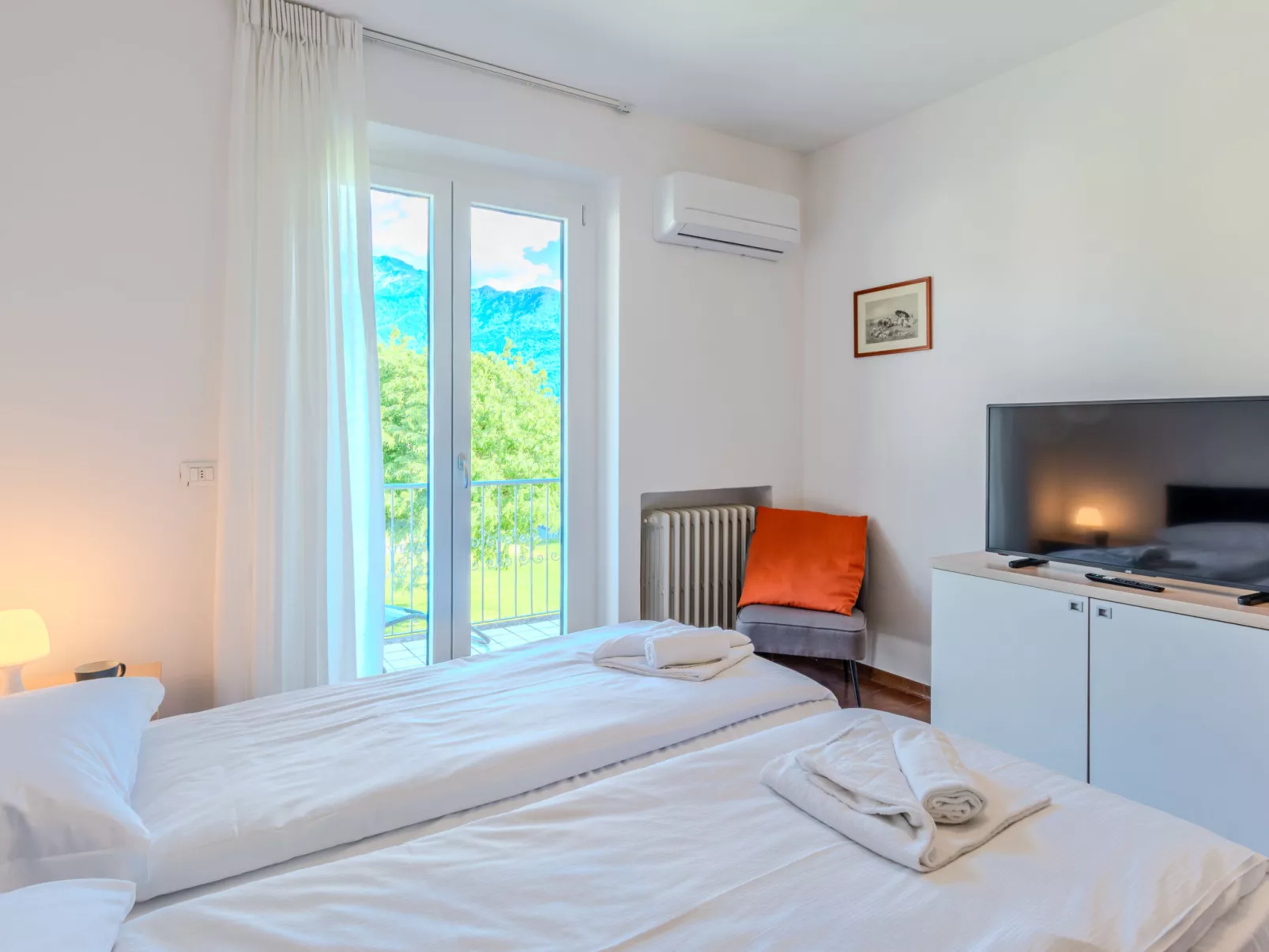 Domaso central apartment-Inside