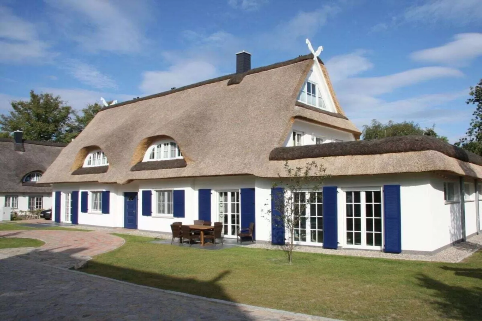 404321-Exterior in summer
