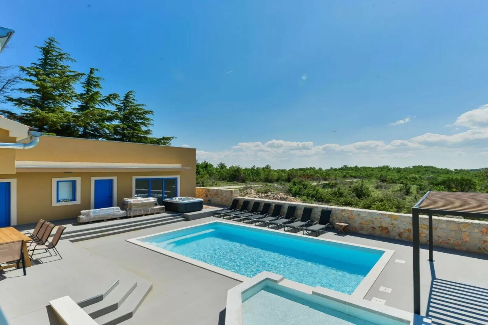 429433-Swimming pool
