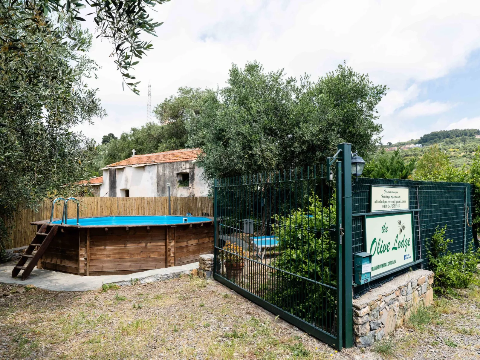 Olive Lodge-Draußen