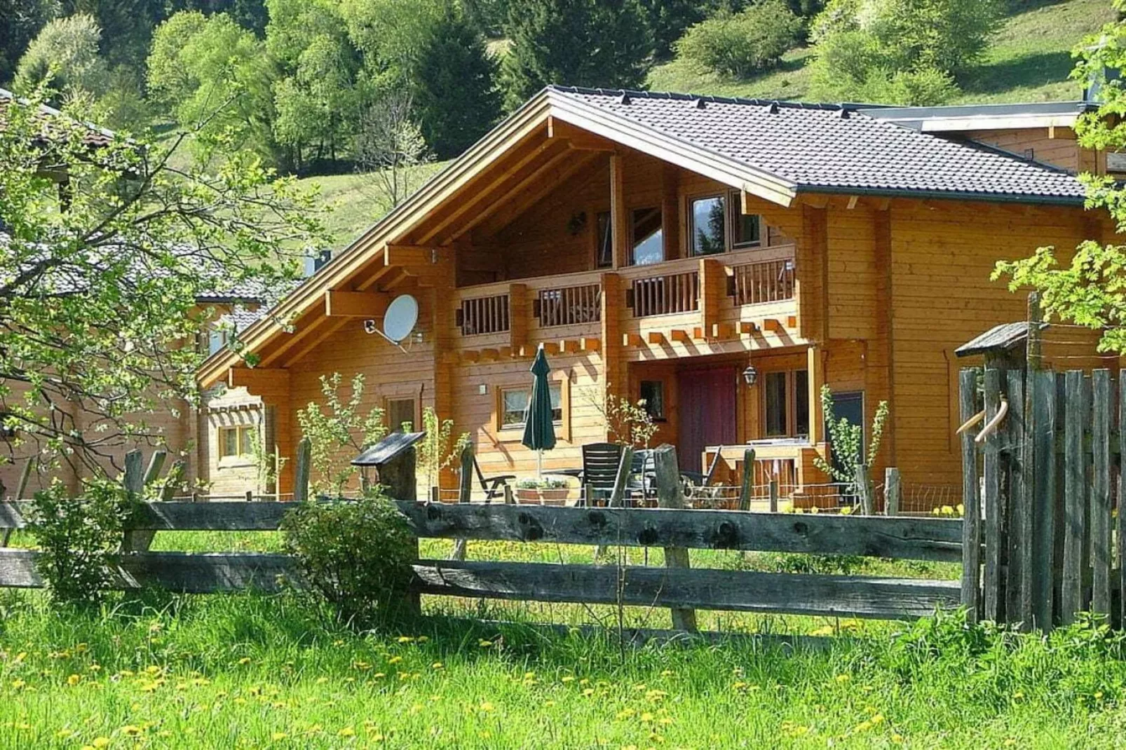 38660-Exterior in summer