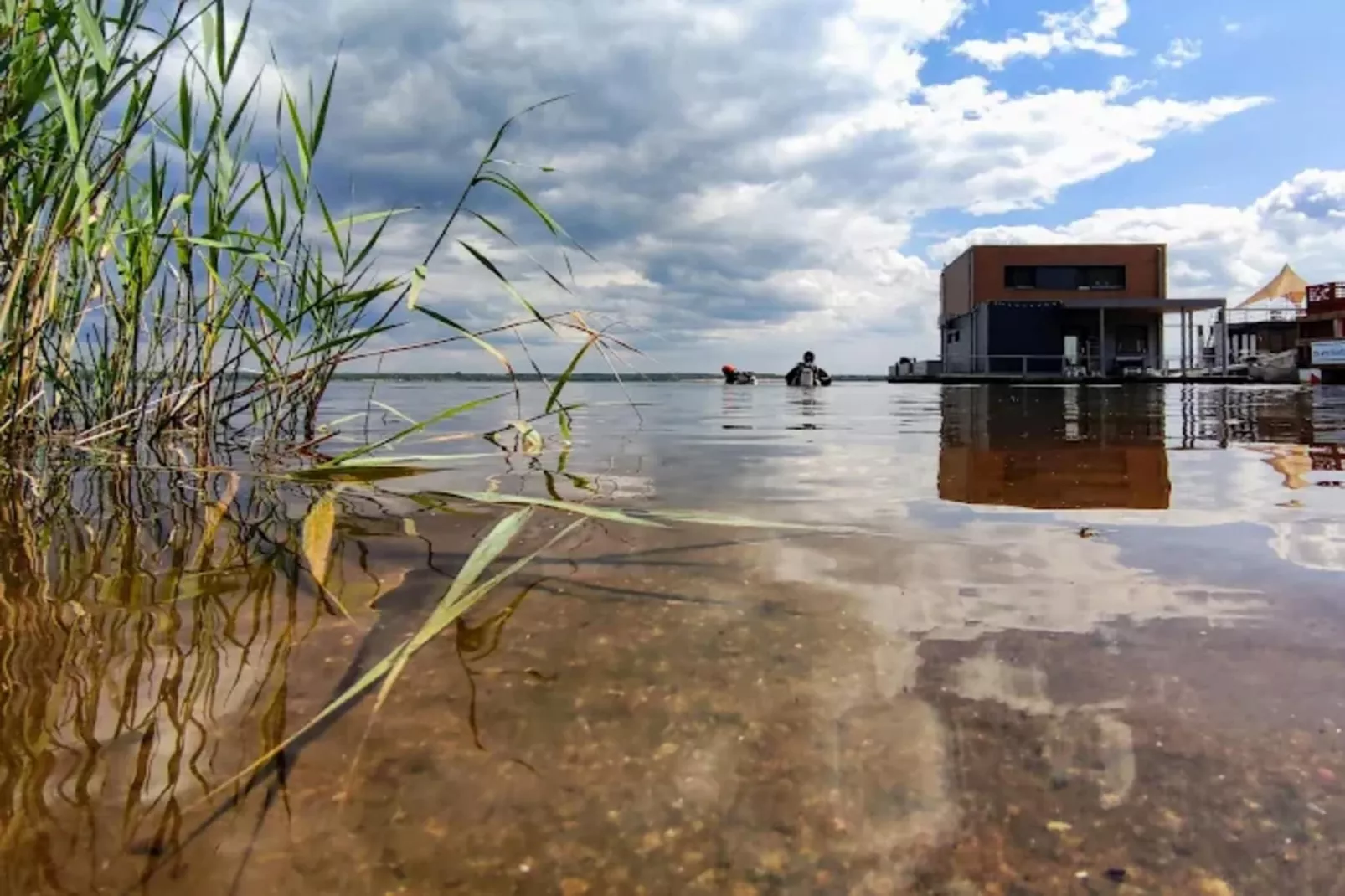 Hausboot am Gräbendorfer See-Gebiete Sommer 1 km