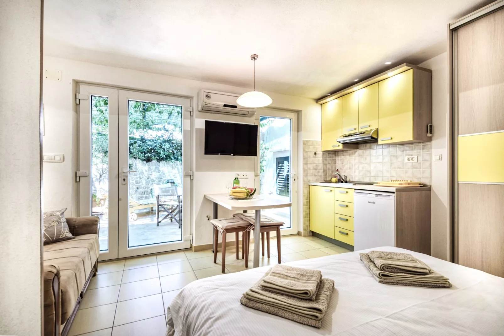 Apartments Gracin - Studio Apartment with Terrace (A4)