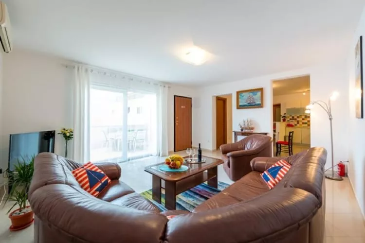 Feel Good Apartment - Two-Bedroom Apartment with Terrace and Garden View