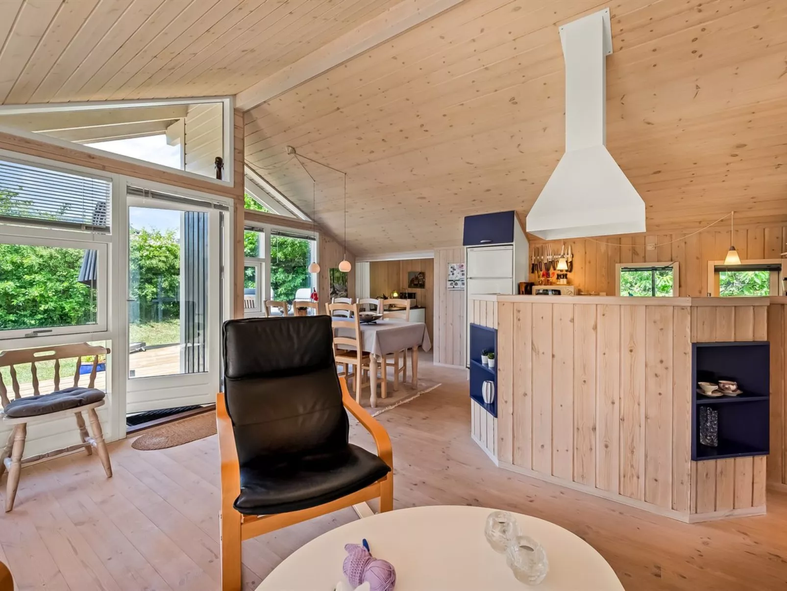 "Leeve" - 1.3km from the sea-Inside