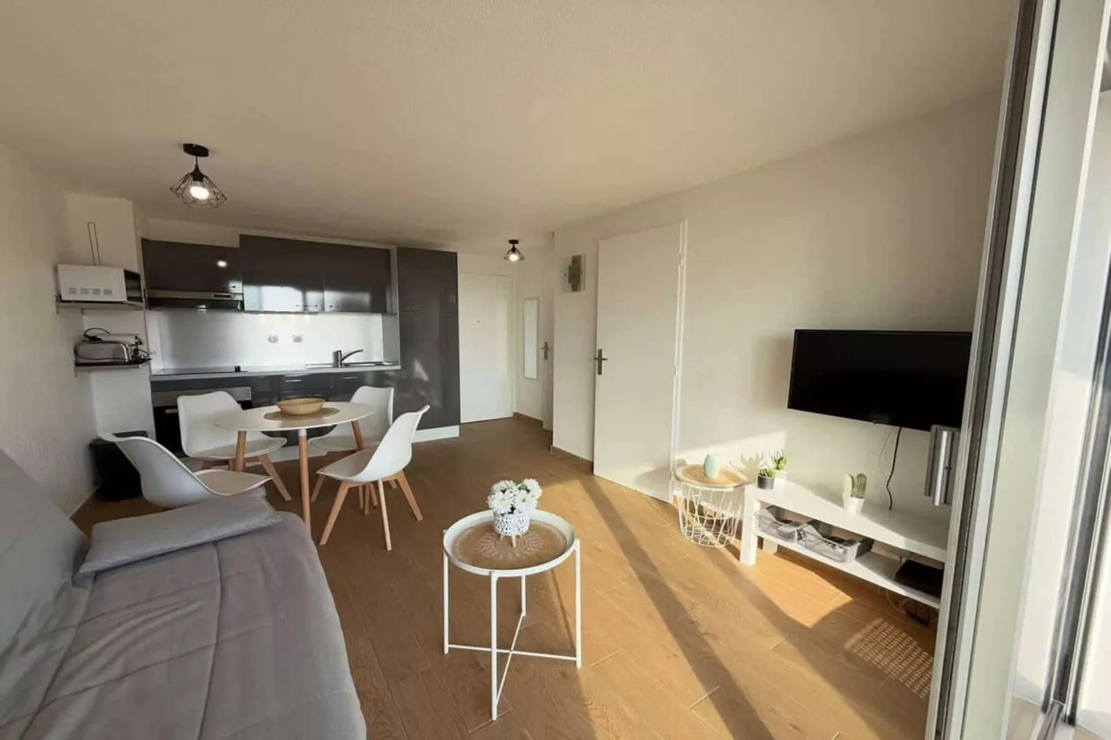 32 Casino Beach - M