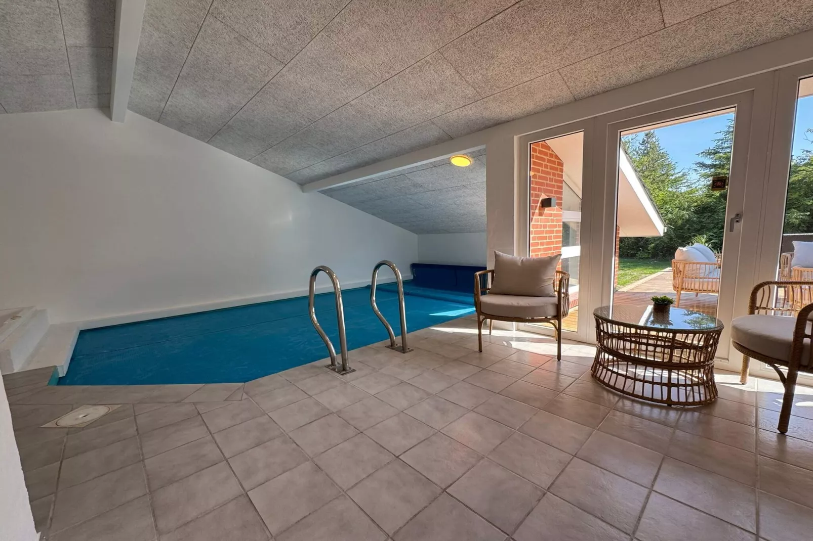 Renovated Retreat with Pool - By Traum Ferienwohnungen-Swimming pool