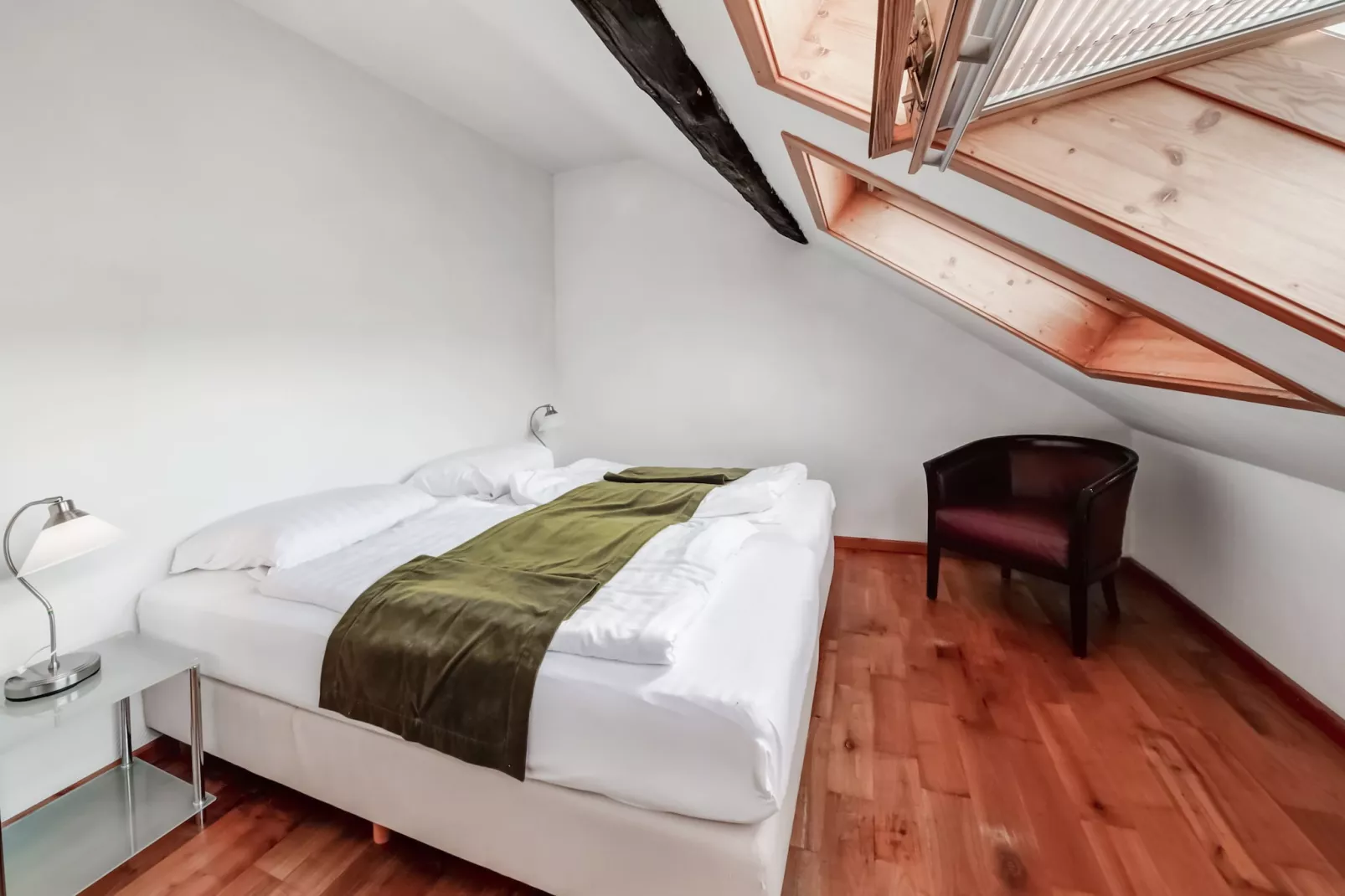 The Four Seasons-Bedroom